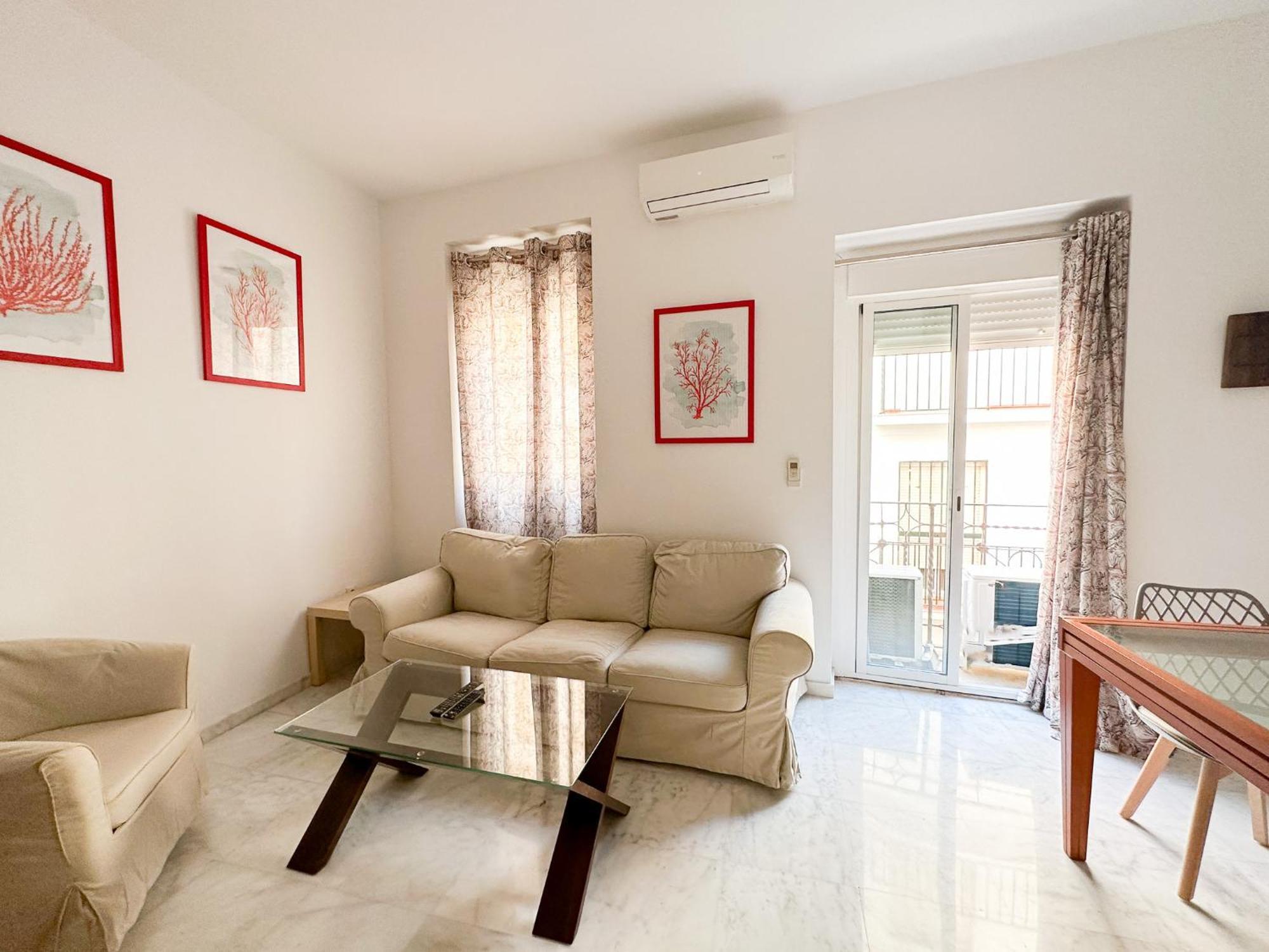 Cozy Budget 2br With Ac, 1 Bath, Private Parking Opt Appartement