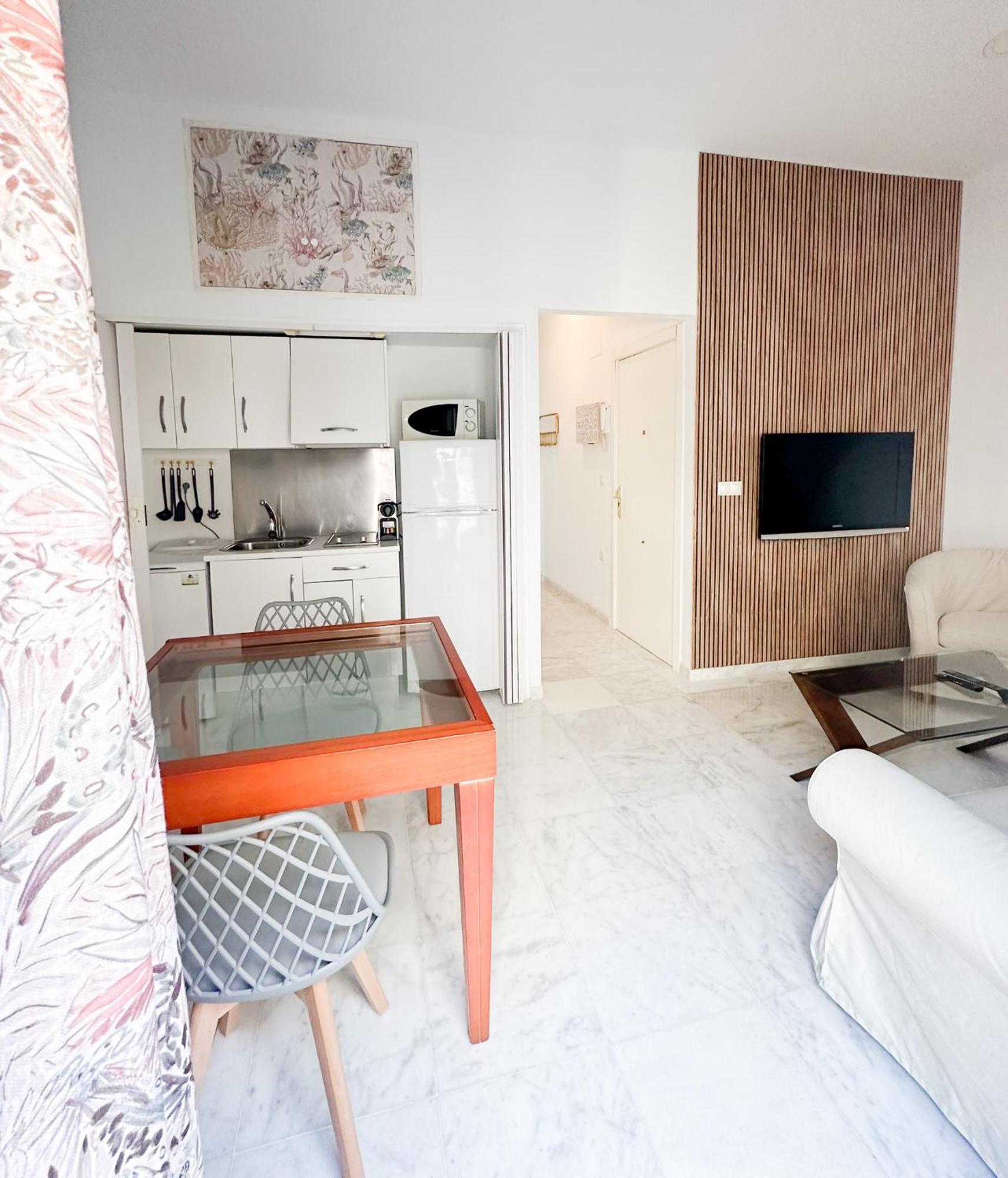 Cozy Budget 2br With Ac, 1 Bath, Private Parking Opt Appartement *